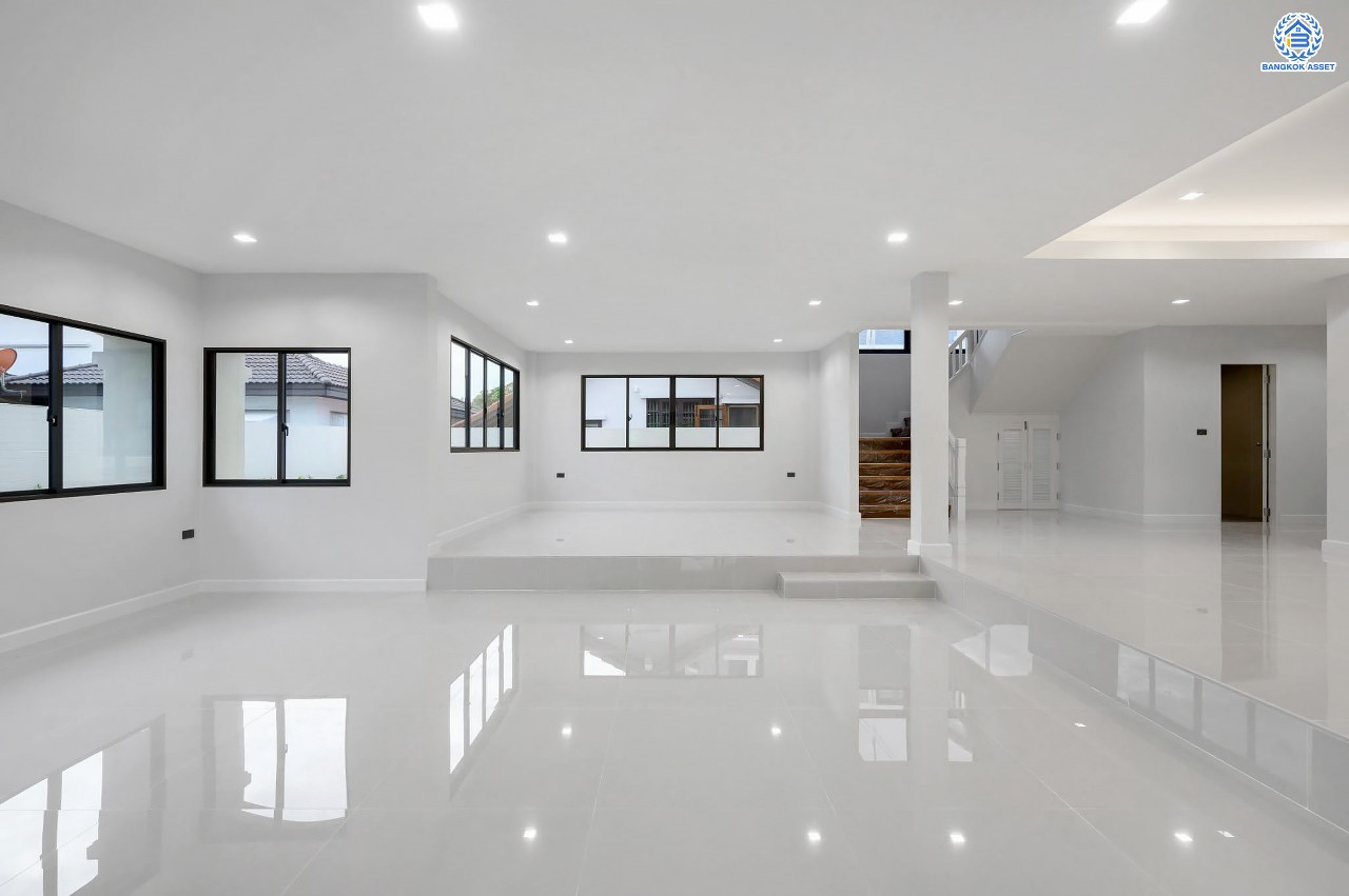 บ้านเดี่ยวฟิลคฤหาสน์มือสองตกแต่งใหม่ แบรนด์ LH ดีไซน์สุดหรูหรา โครงการ ลดาวัลย์ ปิ่นเกล้า เนื้อที่ 214 ตร.ว. บนพื้นที่ใช้สอยถึง 553.48 ตร.ม. ฟังก์ชันจัดเต็ม 4 ห้องนอน 5 ห้องน้ำ 1 ห้องอเนกประสงค์ 1 ห้องแม่บ้าน จอดรถได้ถึง 2 คัน ทำเลติดถนนบรมราชชนนี เชื่อมต่อหลายเส้นทาง ใกล้มหาวิทยาลัยมหิดล และเซ็นทรัลศาลายา